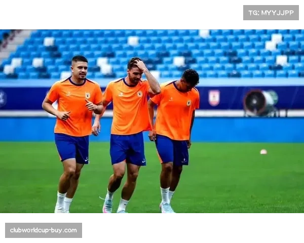 三中卫体系在英超呈现复兴态势 多队借助翼卫战术提升攻防宽度